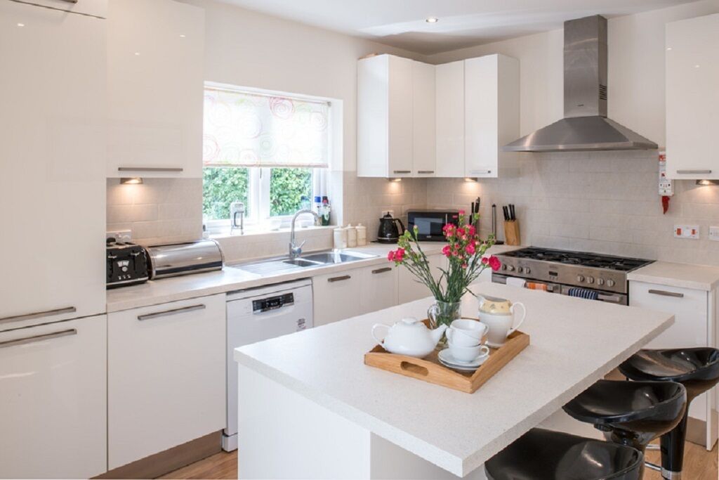 Køleskab, mikrobølgeovn, ovn, kogeplade