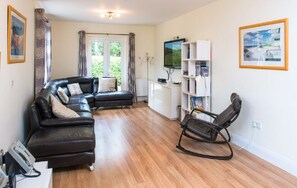 Smart-TV, DVD-spiller, bøker og filmbibliotek