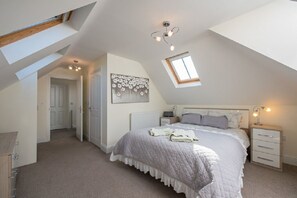 5 bedrooms, iron/ironing board, travel crib, free WiFi - New Forest cottage, sleeps up to 10. Looks directly on to the Forest  (Brockenhurst)