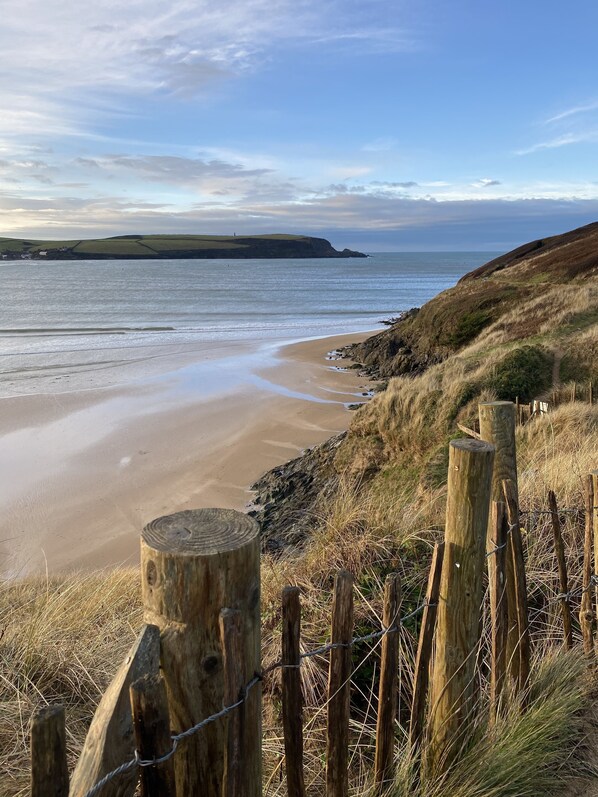 Beach nearby, sun-loungers - 4-Star Family Home in Rock: private garden, walk to beach & pet friendly (Wadebridge)