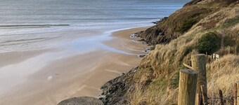 4-Star Family Home in Rock: private garden, walk to beach & pet friendly