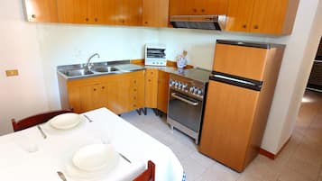 Kühlschrank, Ofen, Herdplatte, Wasserkocher