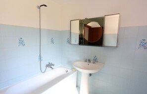Bañera, bidet, toallas, papel higiénico