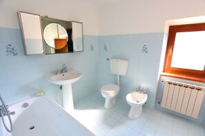 Bathtub, bidet, towels, toilet paper - Beautiful Tuscan hamlet retreat, above  Bagni di Lucca, with amazing views. (San Cassiano)