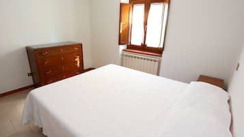 3 quartos, ferros/tábuas de passar roupa, roupa de cama