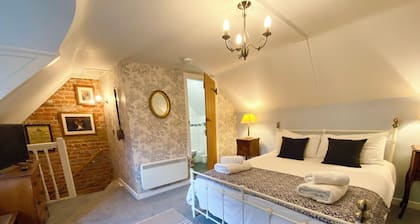 Admiral Cottage, Cosy Thatched Cottage Close To Sea & Sand Dunes