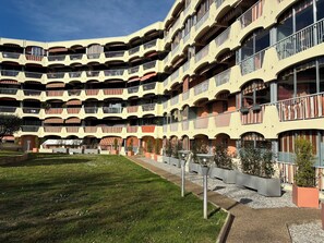 Exterior - Spacious air-conditioned apartment with large swimming pool, near Cannes. (Mandelieu-La-Napoule)