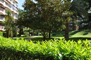 Property grounds - Spacious air-conditioned apartment with large swimming pool, near Cannes. (Mandelieu-La-Napoule)