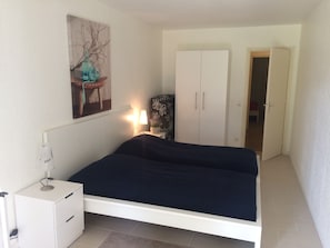 2 quartos, cofres nos quartos, escrivaninha