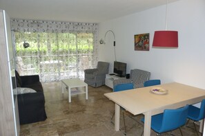 Smart TV, books - Spacious air-conditioned apartment with large swimming pool, near Cannes. (Mandelieu-La-Napoule)