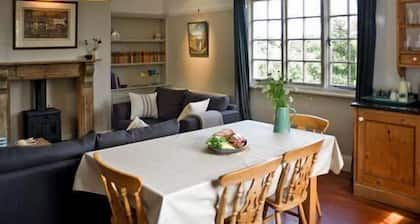 Moonsail in Cadgwith Cove- sleeps 4 guests in 2 bedrooms