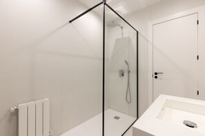 Bathtub, towels