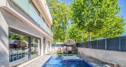 LUXUSVILLA, BEHEIZTER POOL MIT JACUZZI, INTERNET, NAHE STRAND