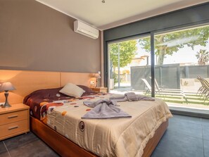 5 bedrooms, iron/ironing board, Internet