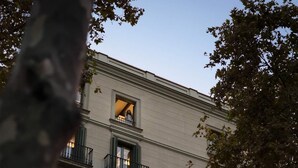 Ein mehrgeschossiges Gebäude mit Balkonen und Fenstern.
