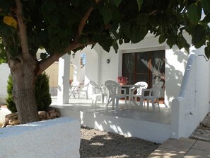 Outdoor dining - CASA CARPA C,Ideal house for your holidays near the sea, free wifi, air conditioning, community pool, pets allowed, dog’s beach (Deltebre)