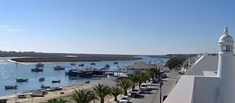 Ăversta vĂ„ningen, förbises, privat lĂ€genhet med vattnet med vacker havsutsikt