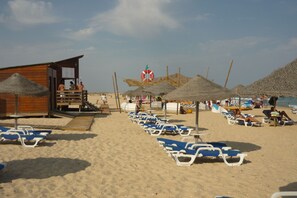 In Strandnähe, Liegestühle, Strandtücher