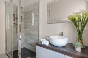 Shower, hair dryer, towels - VILLA OLIVIA: a New Luxury Villa with Garden in Lucca with PARKING (Lucca)