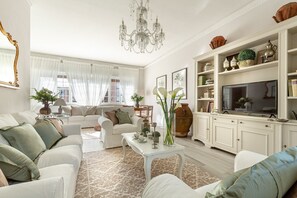 TV - VILLA OLIVIA: a New Luxury Villa with Garden in Lucca with PARKING (Lucca)