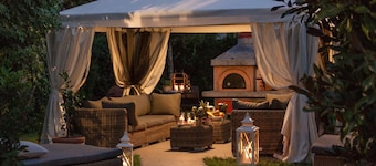 VILLA OLIVIA: a New Luxury Villa with Garden in Lucca with PARKING
