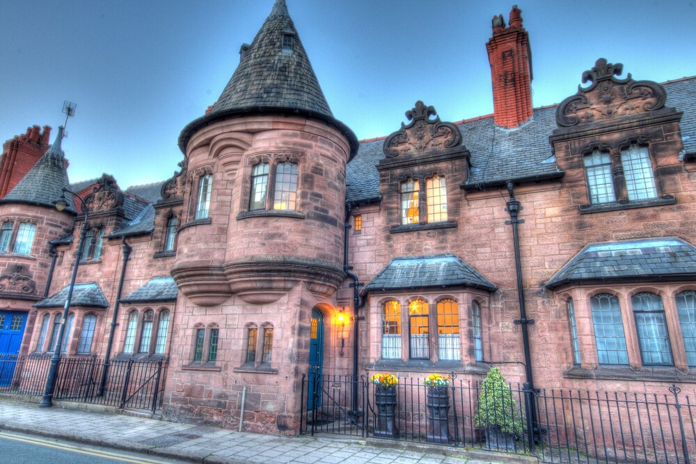 A fascinating grade II listed cottage within the heart of historic Chester