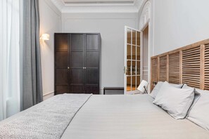 1 habitación, tabla de planchar con plancha, cuna de viaje y wifi 