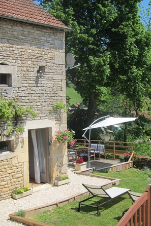 Terrace/patio - Picturesque. A modern barn conversion, sleeps 5. Stunning views. (Frôlois)
