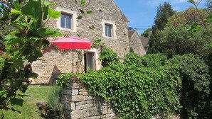 A stone building with a red umbrella, surrounded by greenery. - Picturesque. A modern barn conversion, sleeps 5. Stunning views. (Frôlois)