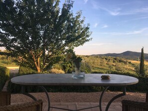 Outdoor dining - Wake Up to Dream-like Country Views and Enjoy the Privacy of the Pool (Marsiliana, Manciano, Grosseto)