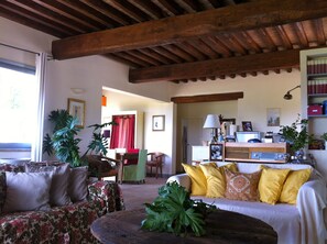 Smart-tv, een open haard en boeken