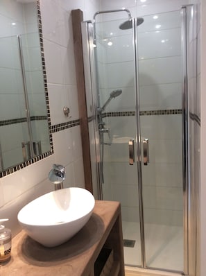 Baignoire, sĂšche-cheveux, papier toilette