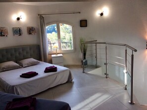 4 makuuhuonetta, silitysrauta/-lauta, vauvan matkasänky, ilmainen Wi-Fi