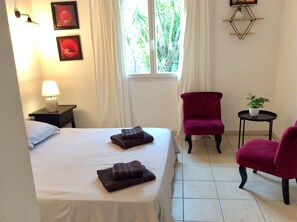 4 bedrooms, iron/ironing board, travel cot, free WiFi - Large 250 m² villa, heated pool, exceptional view, 20 minutes from the beach (Belgentier)