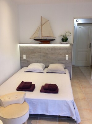 4 habitaciones, tabla de planchar con plancha y cuna de viaje 
