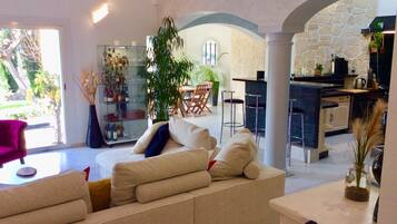 Een smart-tv, een open haard, tafelvoetbal en een tafeltennistafel