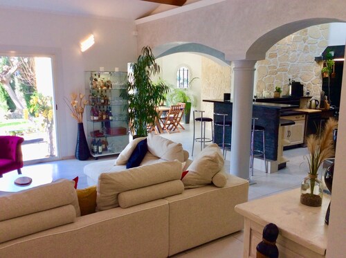 Large 250 m² villa, heated pool, exceptional view, 20 minutes from the beach
