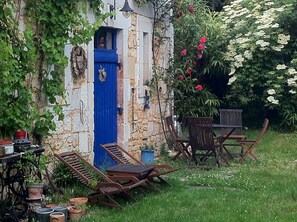 Property grounds - Beautiful holiday home for 3 to 4 people in a small village on the river. (Cubjac-Auvézère-Val D'ans)