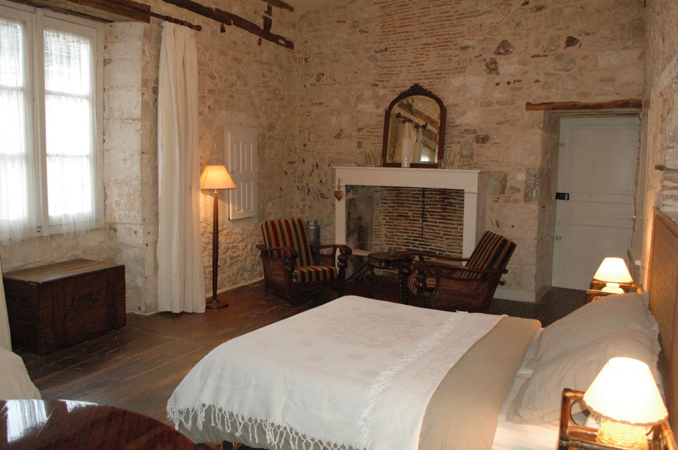 Una habitación con chimenea, muebles de madera y una cama.