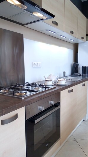 Fridge, microwave, oven, stovetop