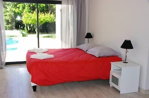 5 bedrooms, desk, iron/ironing board, travel crib