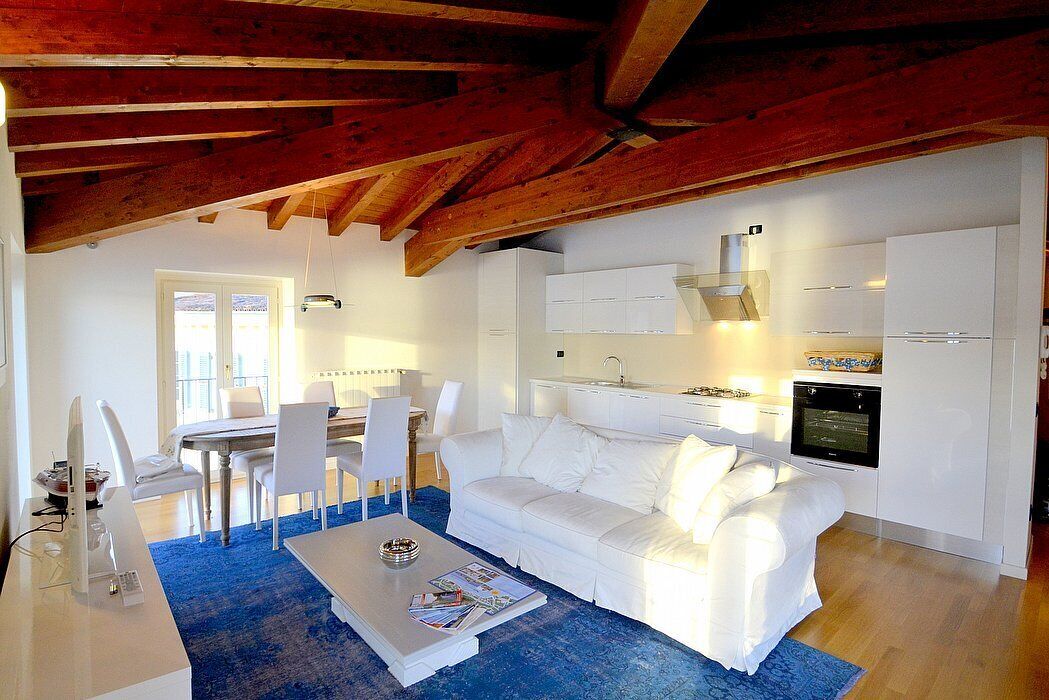 Casa Nuvola: A bright and elegant apartment located on the lake promenade of Lake Garda.