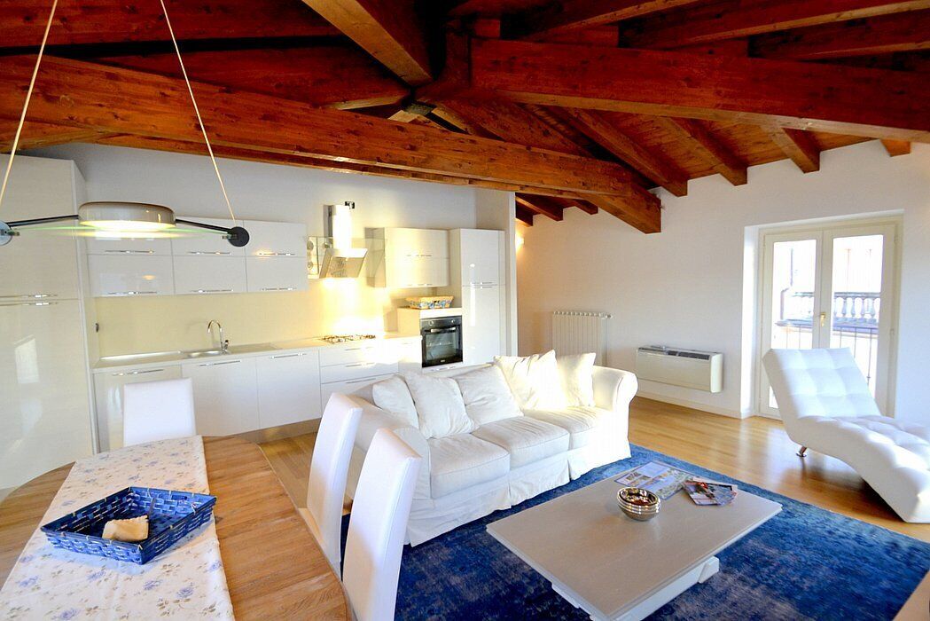 Casa Nuvola: A bright and elegant apartment located on the lake promenade of Lake Garda.
