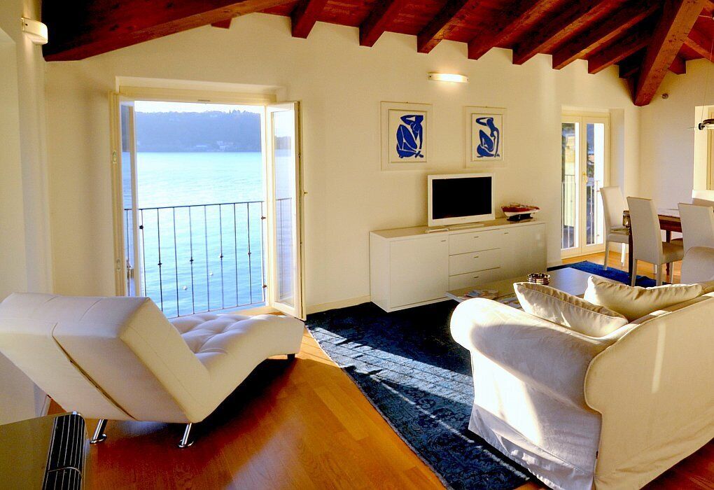 Casa Nuvola: A bright and elegant apartment located on the lake promenade of Lake Garda.