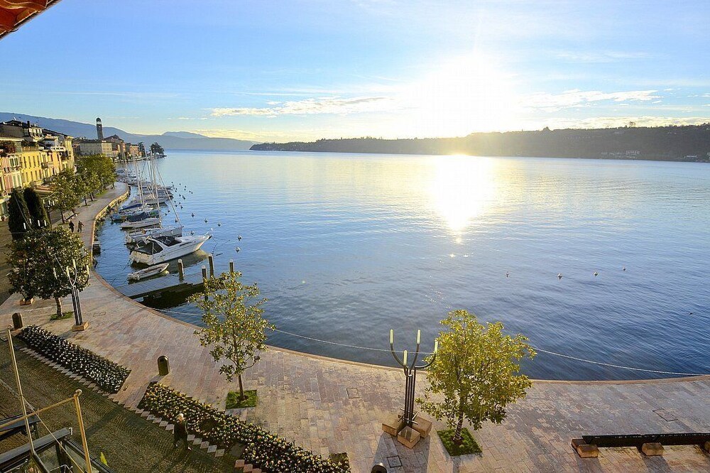 Casa Nuvola: A bright and elegant apartment located on the lake promenade of Lake Garda.