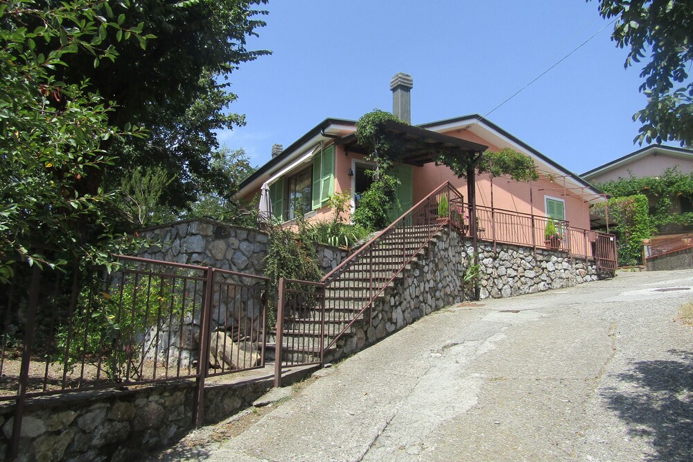 Detached villa just outside the walls of Fosdinovo
