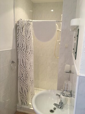 Combined shower/bathtub, hair dryer, towels