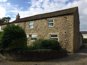A stone building with multiple windows and a chimney. - River View - Cosy country cottage. Ideal for a family and pets welcome. (Frosterley, County Durham)