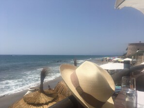 ビーチの近く、ビーチタオル