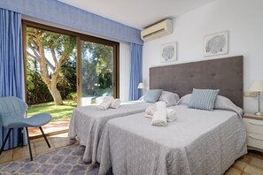 4 Schlafzimmer, Zimmersafe, Schreibtisch, Bügeleisen/Bügelbrett